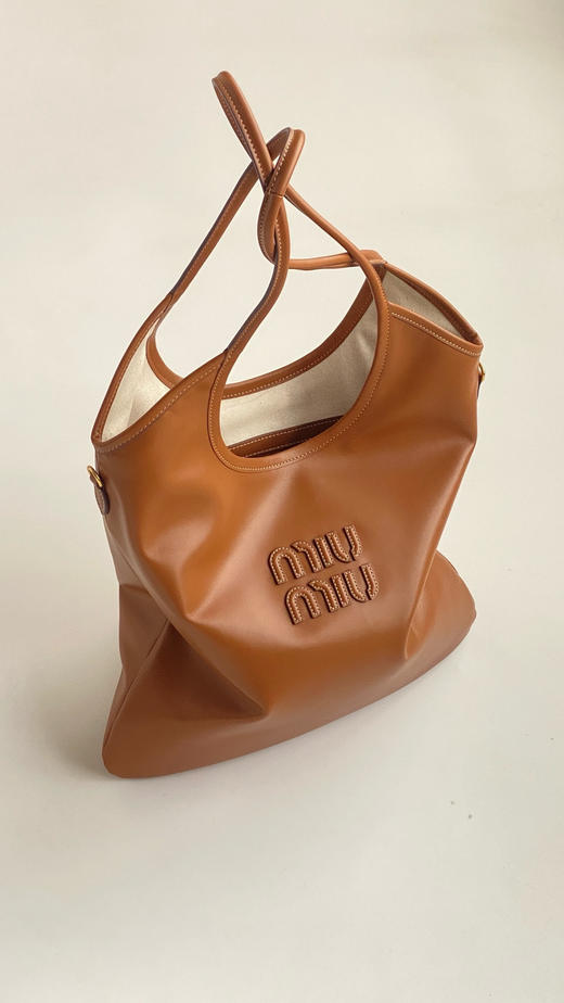 43-6 新色到 原版皮 miu 竖款tote 竖款购物袋 商品图6