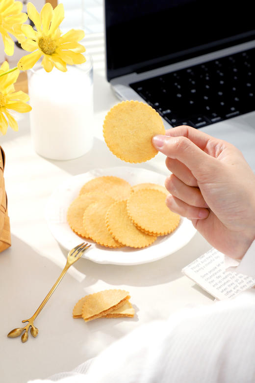 【叮咚熊花生酱夹心饼干】 ✅双重酥脆，匠心工艺 ✅35%+真花生酱，甜咸暴击 ✅原料升级，品质安心 ✅场景百搭，一口治愈 马铃薯+花生酱 商品图9