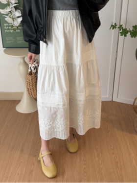 😎【岚可可重工刺绣花边半身裙】它来啦！！！🦉 选用高品质棉质面料，🤩质地柔软亲肤~ 透气性极佳💥，即使在炎热的夏季也能保持清爽舒适 