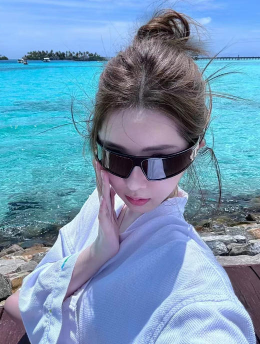 😆韦雪同款发箍墨镜,各大网红明星都在戴的一款墨镜~🌷【 𝐃家同款二合一发箍墨镜 】🌵!!!🔥 今年的第一大爆款 🔘一镜两戴 一定要冲🔘各种假期出行必备 商品图2