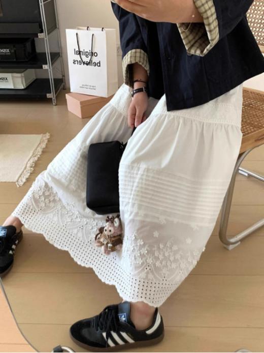 😎【岚可可重工刺绣花边半身裙】它来啦！！！🦉 选用高品质棉质面料，🤩质地柔软亲肤~ 透气性极佳💥，即使在炎热的夏季也能保持清爽舒适  商品图2