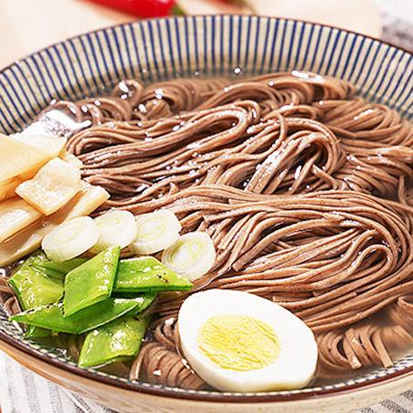 黑麦荞麦半干面 | 70%黑麦+30%荞麦 每百克的脂肪含量仅为0克 半干面适合多种烹饪方式 口感劲道爽滑 Q弹有嚼劲 一次一袋分量足 商品图3