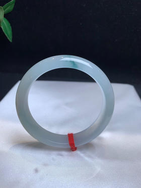 612520，55冰飘花手镯，冰底 飘了一抹淡雅的蓝花，秀气灵动