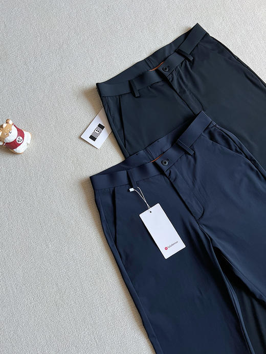 原单正品露露新款男士西裤，25年新款 经典logo在裤腿处低调又不失格调！后腰露露乐檬硅胶字母设计，别具一格！

颜色：黑色 藏青 
尺码：M30 L32 XL34 XXL36 XXXL38 商品图1