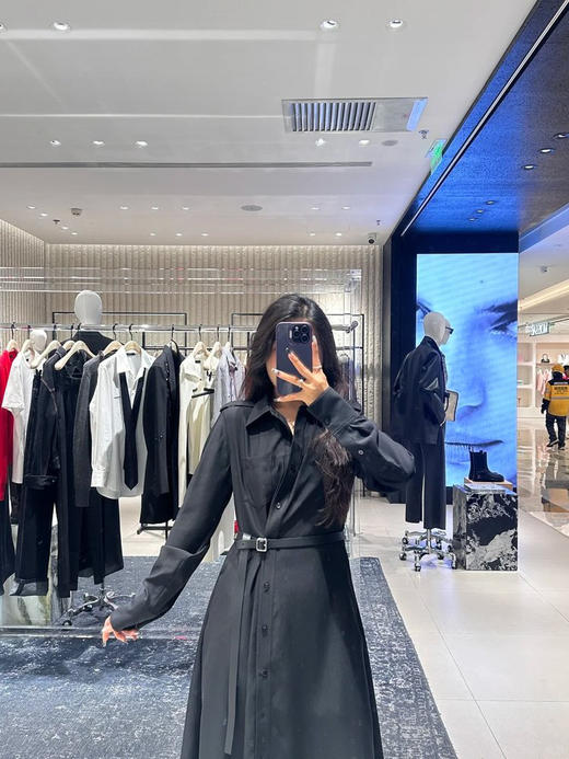 黑色挺括骨感长款高腰连衣裙 斜扣腰带衬衫裙 解锁高级感穿搭密码 不对称设计 精准收束腰线 微A字长线条裙身 分量感大裙摆 面料细腻垂坠 商品图6