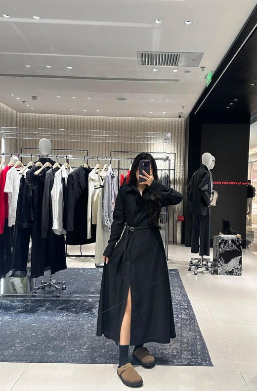 黑色挺括骨感长款高腰连衣裙 斜扣腰带衬衫裙 解锁高级感穿搭密码 不对称设计 精准收束腰线 微A字长线条裙身 分量感大裙摆 面料细腻垂坠 商品图5