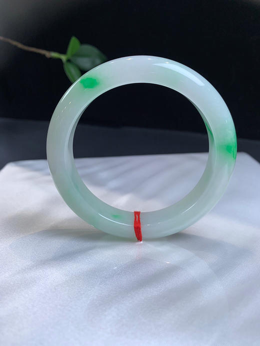 512525，57飘阳绿手镯，清新白底，飘几抹阳绿色，底妆均匀干净，色阳绿 商品图3