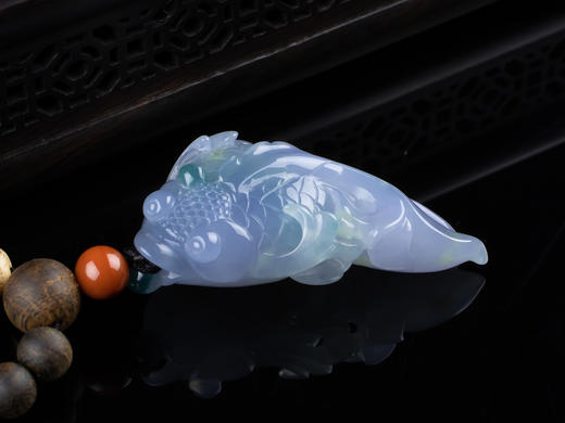 XY0171沉香+翡翠紫罗兰金鱼挂件 商品图0