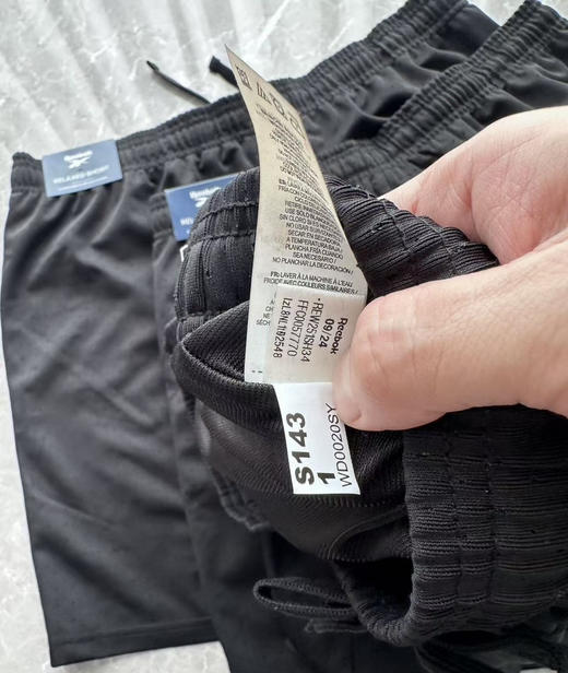 全新正品Reebok全激光网眼穿孔双层男款速干透气运动短裤五分裤

25年美版新款 官网80美金左右 现货65条
这种激光网眼穿孔+复古logo+双层弹力面料

尺码 XS-XL 商品图6