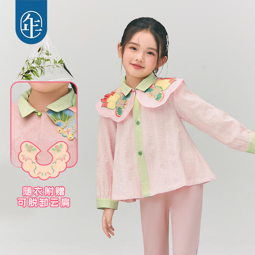 【童装服饰丨年衣 儿童国风汉服系列】衣身选用优质面料，微弹属性包容度高，质感丝滑细腻触感柔软，做工走线紧密， 款式设计潇洒灵动富有古典神韵，垂坠流畅更显优雅，上身挺括有型，可满足多场景造型需求 商品图8