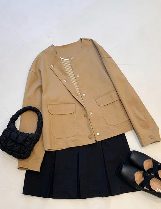 全棉双面布外套 解锁高阶通勤美学 让质感穿透四季 天然全棉邂逅创新织法 正反异色格纹工艺 组织紧密厚实 基础百搭廓形 经典圆领 圆润流畅 商品图10