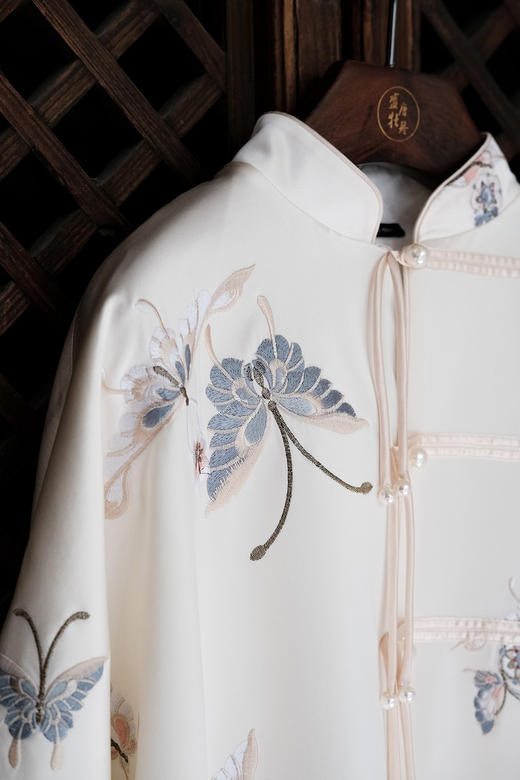 盛唐牡丹| 花舞蝶梦手推绣真丝外套(白色扣子) 商品图2