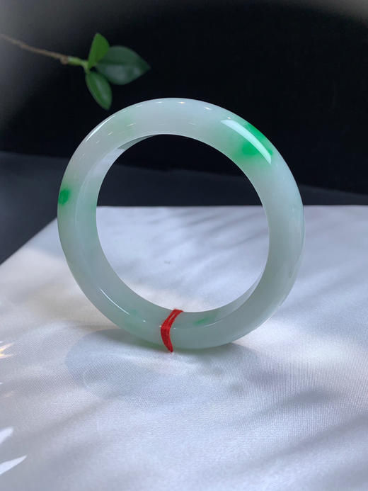 512525，57飘阳绿手镯，清新白底，飘几抹阳绿色，底妆均匀干净，色阳绿 商品图1