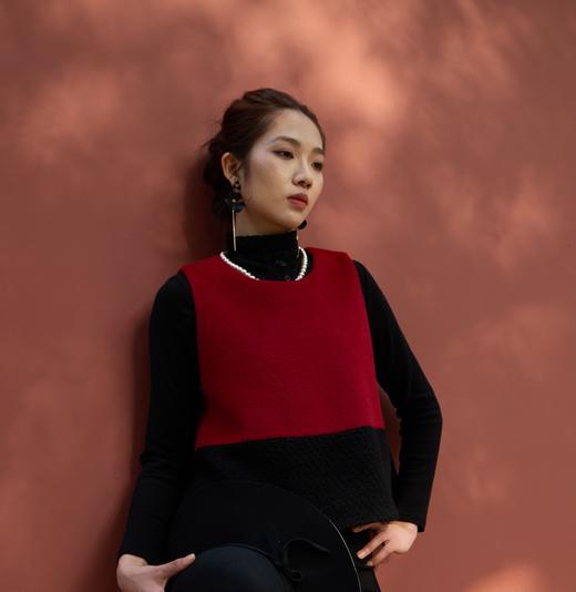 SZ1H50_胭脂色_马甲_秋冬_圆领红黑撞色双肌理短款无袖毛呢_高级女装_BERNIEELEN 伯妮斯茵 商品图0