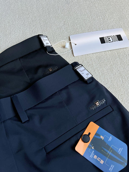 原单正品露露新款男士西裤，25年新款 经典logo在裤腿处低调又不失格调！后腰露露乐檬硅胶字母设计，别具一格！

颜色：黑色 藏青 
尺码：M30 L32 XL34 XXL36 XXXL38 商品图7