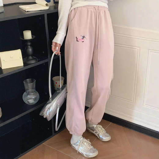 纸袋家春季新款！2025刺绣狗宽松版型休闲裤！简约松弛高腰束脚裤！ 商品图2
