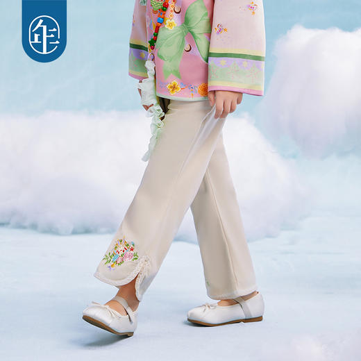 【童装服饰丨年衣 儿童国风汉服系列】衣身选用优质面料，微弹属性包容度高，质感丝滑细腻触感柔软，做工走线紧密， 款式设计潇洒灵动富有古典神韵，垂坠流畅更显优雅，上身挺括有型，可满足多场景造型需求 商品图3