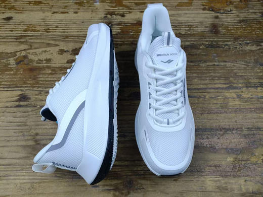 出口欧洲原单正品LESCON男士跑鞋休闲运动鞋
尺码偏小一码，
平时运动鞋41，这款选40
颜色:白色，浅灰色，深灰色
码数:40-45码 商品图2