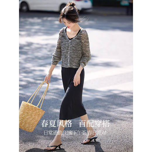 【专属特价】熙世界法式V领镂空针织罩衫吊带连衣裙两件套装女2025年夏季新款 商品图2