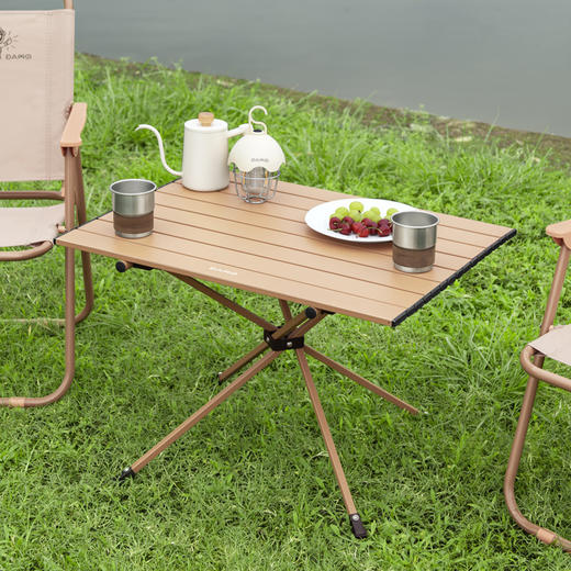 【出行好物丨大迈户外露营便携桌椅】围炉煮茶桌木纹桌面，全包边不割手，304不锈钢烤网，稳定牢固不易晃；折叠桌椅灵活轻便即提即走，收纳方便节省空间。椅子布料耐磨韧性强，坐靠舒适，趣味露营美好体验 商品图1