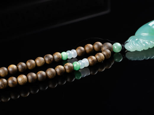 XY0168沉香+翡翠晴绿大如意挂件 商品图8