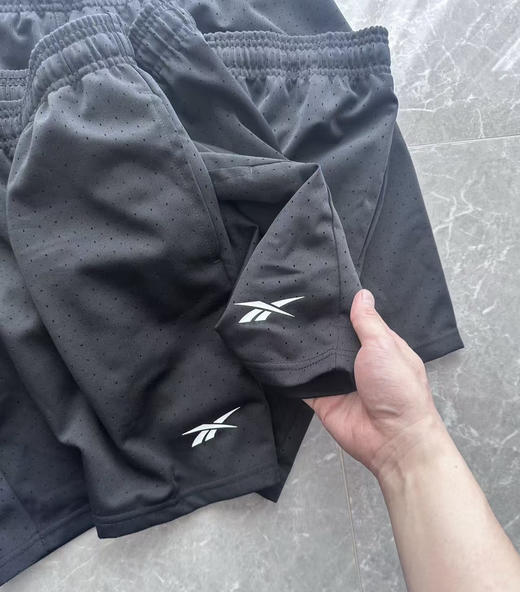 全新正品Reebok全激光网眼穿孔双层男款速干透气运动短裤五分裤

25年美版新款 官网80美金左右 现货65条
这种激光网眼穿孔+复古logo+双层弹力面料

尺码 XS-XL 商品图4