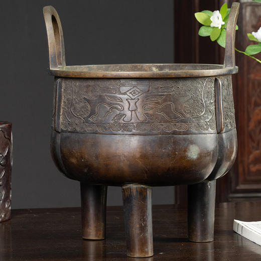 清 铜冲天耳三足云雷纹鼎式大香炉 商品图1