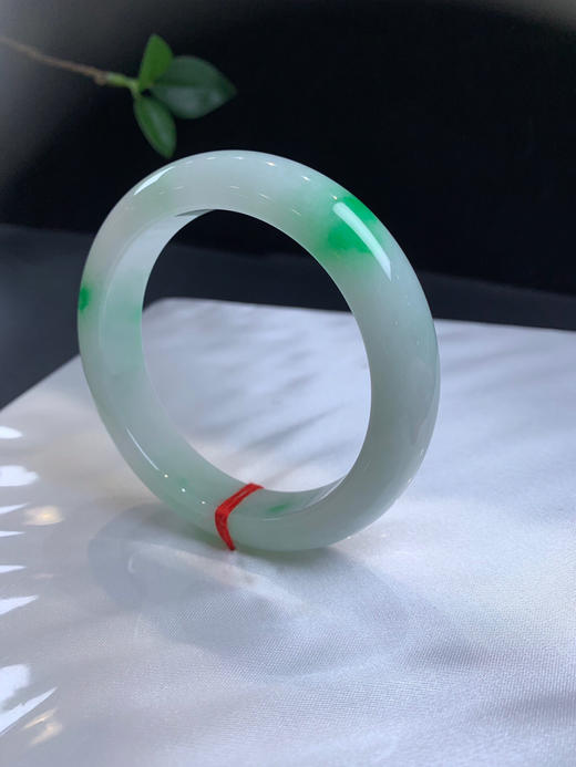 512525，57飘阳绿手镯，清新白底，飘几抹阳绿色，底妆均匀干净，色阳绿 商品图4