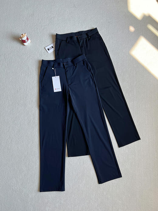 原单正品露露新款男士西裤，25年新款 经典logo在裤腿处低调又不失格调！后腰露露乐檬硅胶字母设计，别具一格！

颜色：黑色 藏青 
尺码：M30 L32 XL34 XXL36 XXXL38 商品图0