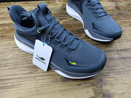 出口欧洲原单正品LESCON男士跑鞋休闲运动鞋
尺码偏小一码，
平时运动鞋41，这款选40
颜色:白色，浅灰色，深灰色
码数:40-45码 商品图7