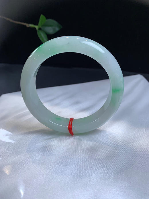 512525，57飘阳绿手镯，清新白底，飘几抹阳绿色，底妆均匀干净，色阳绿 商品图2