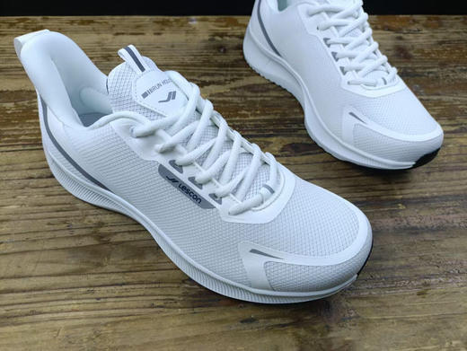 出口欧洲原单正品LESCON男士跑鞋休闲运动鞋
尺码偏小一码，
平时运动鞋41，这款选40
颜色:白色，浅灰色，深灰色
码数:40-45码 商品图1