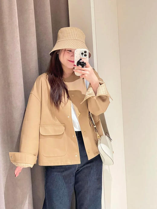 全棉双面布外套 解锁高阶通勤美学 让质感穿透四季 天然全棉邂逅创新织法 正反异色格纹工艺 组织紧密厚实 基础百搭廓形 经典圆领 圆润流畅 商品图5