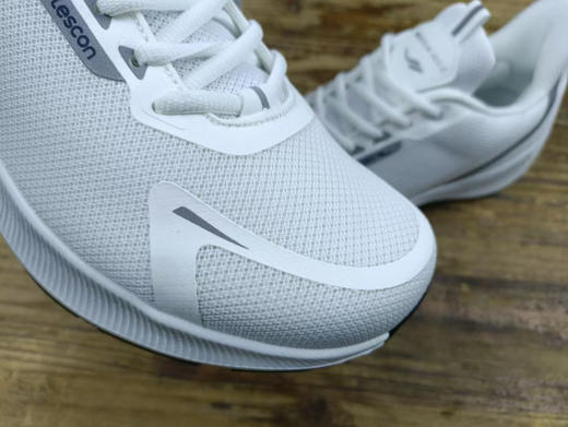 出口欧洲原单正品LESCON男士跑鞋休闲运动鞋
尺码偏小一码，
平时运动鞋41，这款选40
颜色:白色，浅灰色，深灰色
码数:40-45码 商品图3