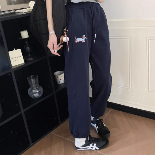 纸袋家春季新款！2025刺绣狗宽松版型休闲裤！简约松弛高腰束脚裤！ 商品图0