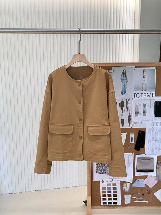 全棉双面布外套 解锁高阶通勤美学 让质感穿透四季 天然全棉邂逅创新织法 正反异色格纹工艺 组织紧密厚实 基础百搭廓形 经典圆领 圆润流畅 商品图11