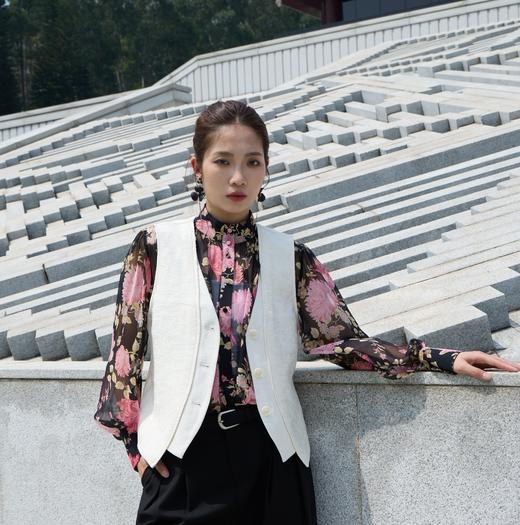 SZ1F51_漆黑色_立领粉牡丹印花透视感灯笼袖长袖雪纺衬衫_春夏_修身显瘦气质通勤_高级女装_BERNIEELEN 伯妮斯茵 商品图0