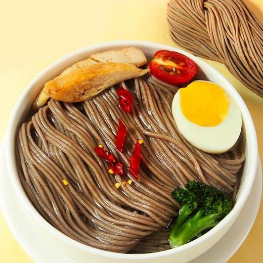 黑麦荞麦半干面 | 70%黑麦+30%荞麦 每百克的脂肪含量仅为0克 半干面适合多种烹饪方式 口感劲道爽滑 Q弹有嚼劲 一次一袋分量足 商品图2