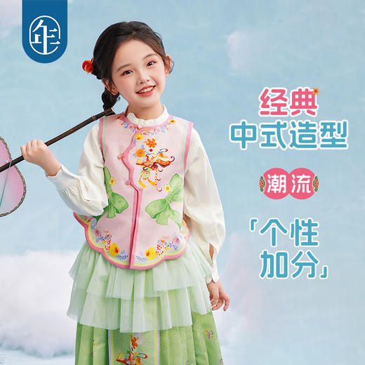 【童装服饰丨年衣 儿童国风汉服系列】衣身选用优质面料，微弹属性包容度高，质感丝滑细腻触感柔软，做工走线紧密， 款式设计潇洒灵动富有古典神韵，垂坠流畅更显优雅，上身挺括有型，可满足多场景造型需求 商品图4