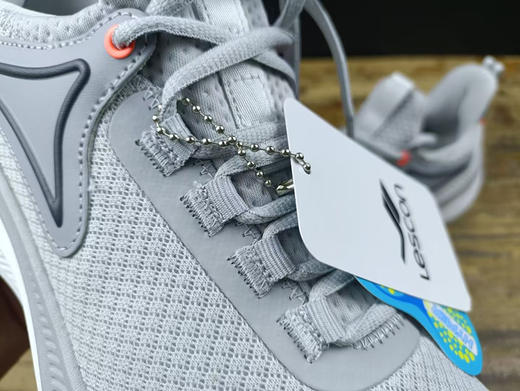 出口欧洲原单正品LESCON男士跑鞋休闲运动鞋
尺码偏小一码，
平时运动鞋41，这款选40
颜色:白色，浅灰色，深灰色
码数:40-45码 商品图13