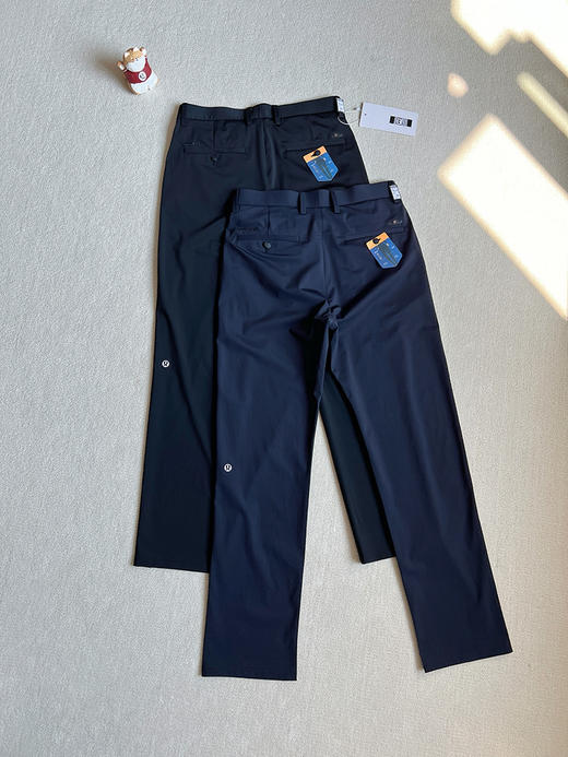 原单正品露露新款男士西裤，25年新款 经典logo在裤腿处低调又不失格调！后腰露露乐檬硅胶字母设计，别具一格！

颜色：黑色 藏青 
尺码：M30 L32 XL34 XXL36 XXXL38 商品图3