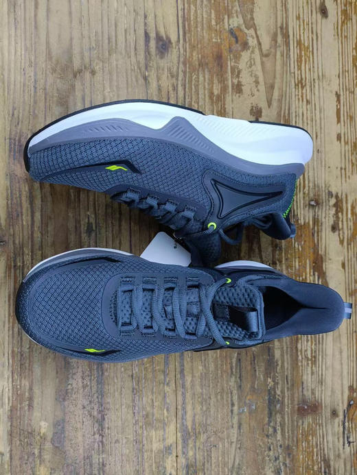 出口欧洲原单正品LESCON男士跑鞋休闲运动鞋
尺码偏小一码，
平时运动鞋41，这款选40
颜色:白色，浅灰色，深灰色
码数:40-45码 商品图9