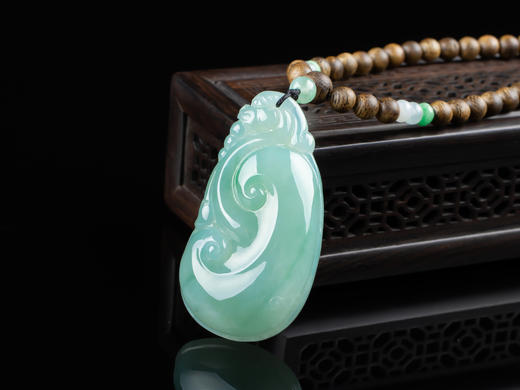 XY0168沉香+翡翠晴绿大如意挂件 商品图1