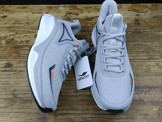 出口欧洲原单正品LESCON男士跑鞋休闲运动鞋
尺码偏小一码，
平时运动鞋41，这款选40
颜色:白色，浅灰色，深灰色
码数:40-45码 商品图11