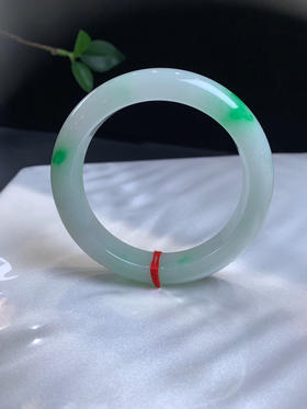 512525，57飘阳绿手镯，清新白底，飘几抹阳绿色，底妆均匀干净，色阳绿