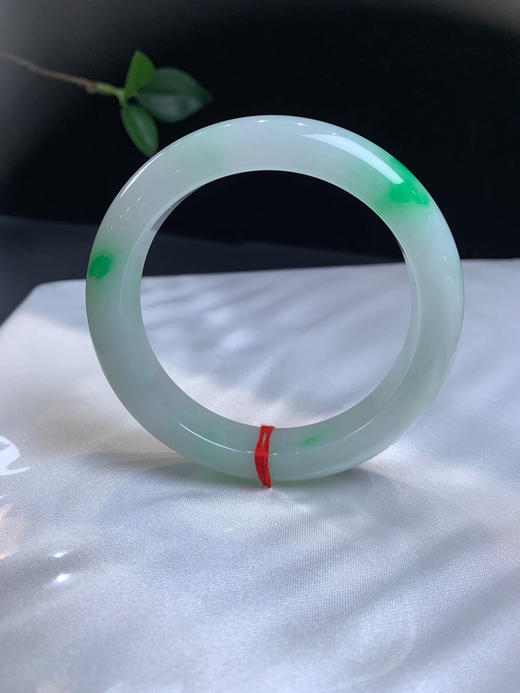 512525，57飘阳绿手镯，清新白底，飘几抹阳绿色，底妆均匀干净，色阳绿 商品图0