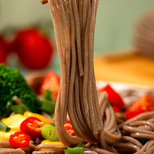 黑麦荞麦半干面 | 70%黑麦+30%荞麦 每百克的脂肪含量仅为0克 半干面适合多种烹饪方式 口感劲道爽滑 Q弹有嚼劲 一次一袋分量足 商品图6