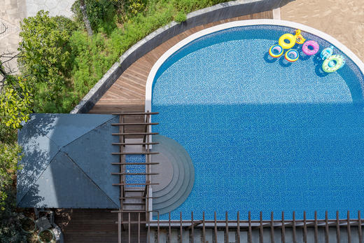 ★老友聚★￥498起/人 连住2晚，周末不加价！【千岛湖中心湖码头丽呈睿轩酒店】湖景景观阳台房+早餐+2顿正餐，满4人免费棋牌1次！多人数套餐可选~游灯塔博物馆，含咖啡！有效期至2025年10月30日 商品图2