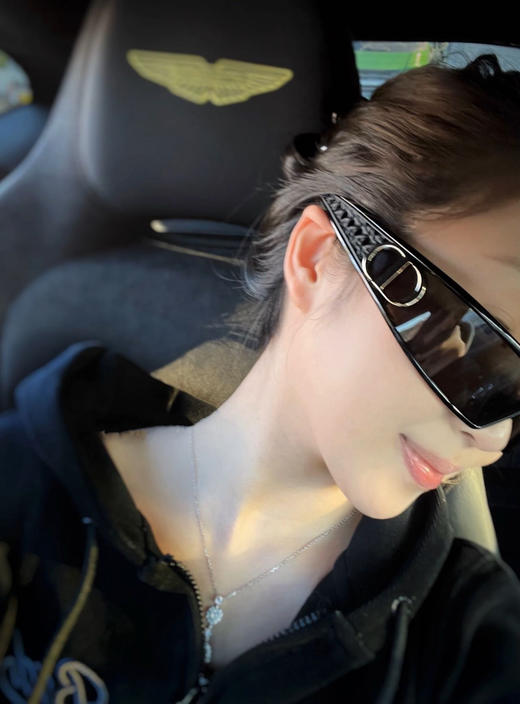 😆韦雪同款发箍墨镜,各大网红明星都在戴的一款墨镜~🌷【 𝐃家同款二合一发箍墨镜 】🌵!!!🔥 今年的第一大爆款 🔘一镜两戴 一定要冲🔘各种假期出行必备 商品图4