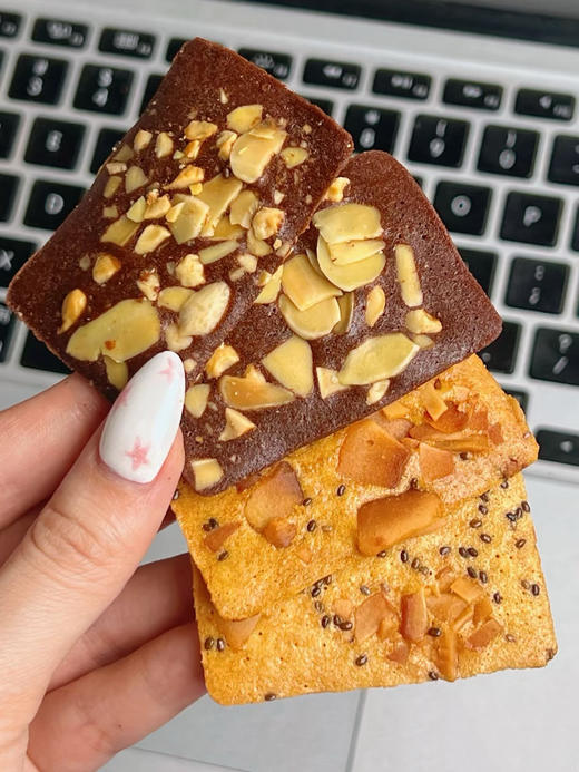 【乐思客布朗尼可可坚果奇亚籽椰子脆片】非油炸🔥健康零食❗️饼干脑袋快冲❗神仙美味小饼干😍一口停不下来！ ✅配料表干净，吃着安心更放心～ ✅非油炸、低温烘烤，健康零食减脂期放心吃  商品图4